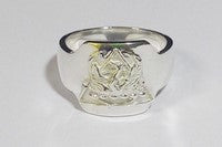Création d'une chevalière sur-mesure gravée en argent