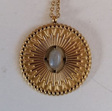 Medaille or pierre de lune