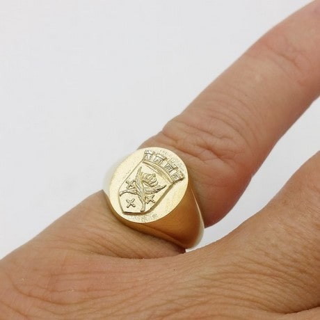 Chevalière Ovale avec Blason Personnalisé