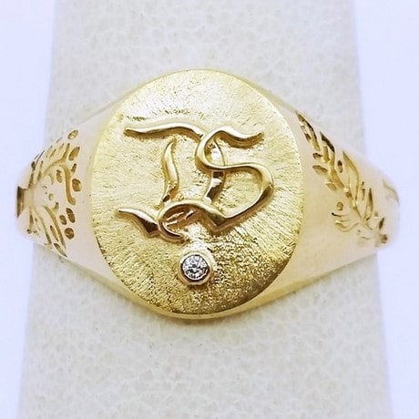 Chevalière Homme en Or avec Initiales en Relief - Main Image