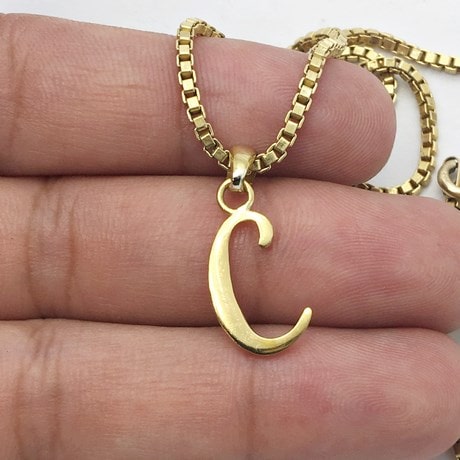 Pendentif lettre initiale en or