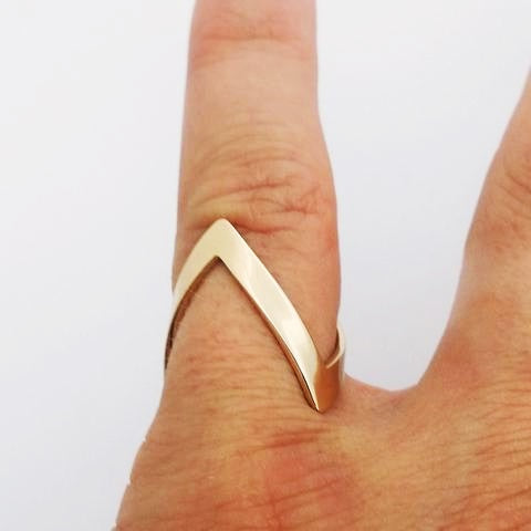 Alliance africaine en or 18k faite d un corps de bague en forme de V