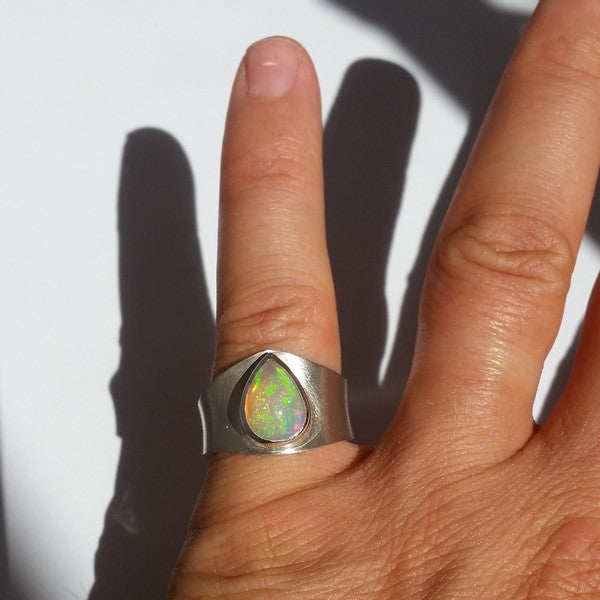 Bague large avec opale welo d'Éthiopie en argent massif pour femme