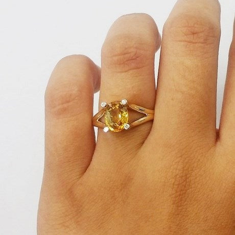 Bague saphir jaune serti sur corps de bague en or orn de 4 diamants